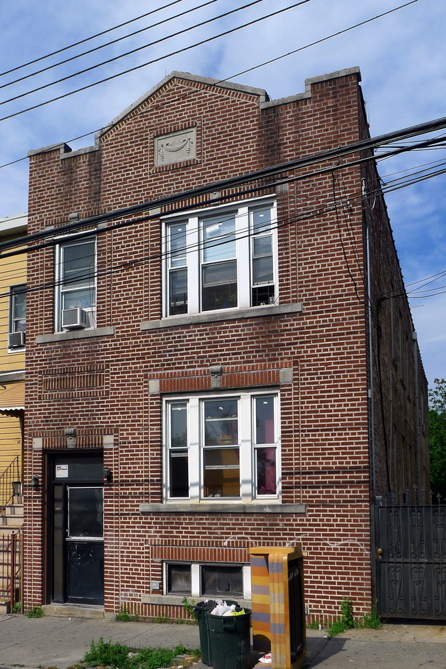 32-48 103rd St in Flushing, NY - Foto de edificio - Building Photo