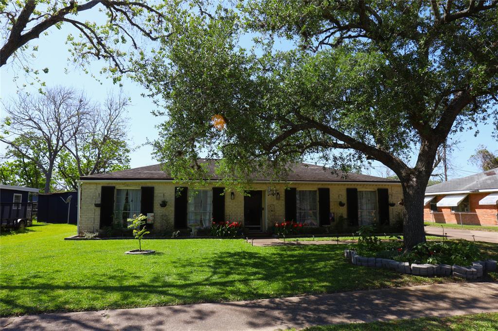 203 Birch St in Lake Jackson, TX - Building Photo