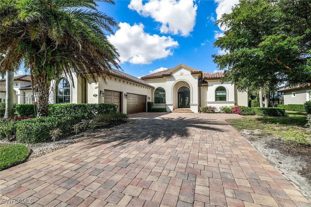 6851 Lakewood Isle Dr in Ft. Myers, FL - Building Photo