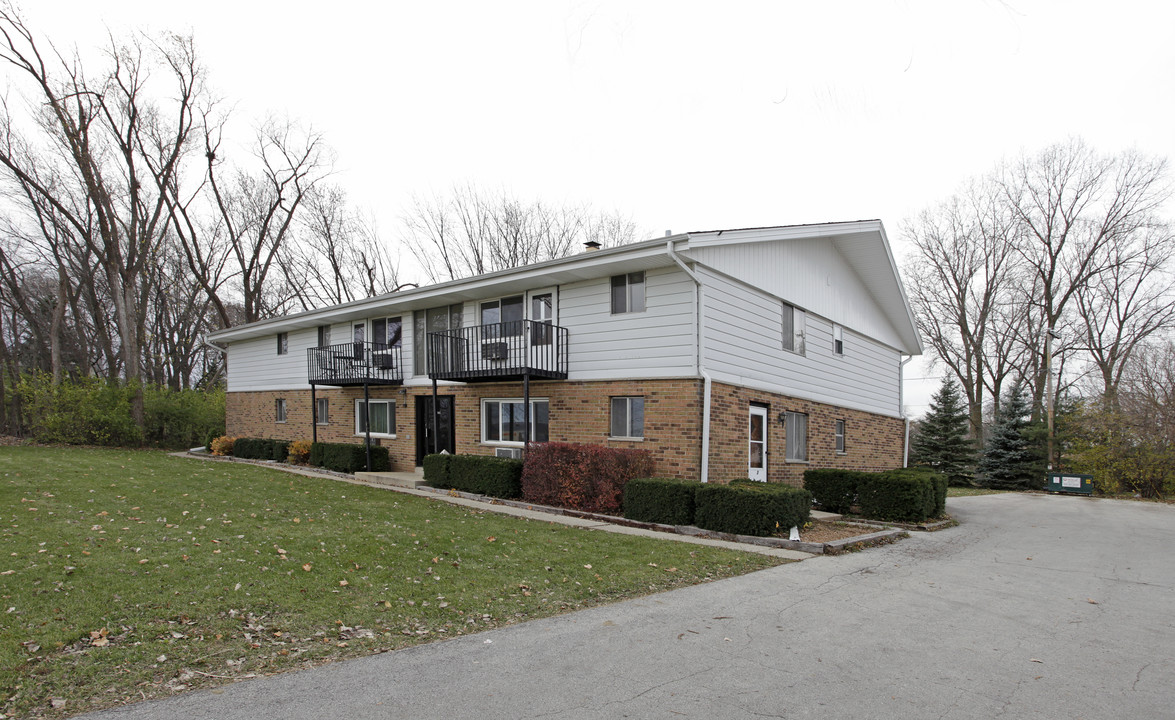 2001-2011 S Calhoun Rd in New Berlin, WI - Foto de edificio