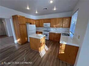 9401 Summer Rain Dr in Las Vegas, NV - Building Photo - Building Photo