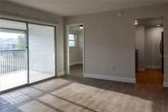 814 Sky Lake Cir in Orlando, FL - Building Photo - Building Photo