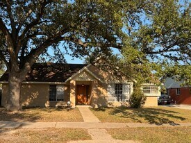 6014 Lattimer Dr in Houston, TX - Building Photo