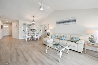 515 Gabriel Cir in Naples, FL - Foto de edificio - Building Photo