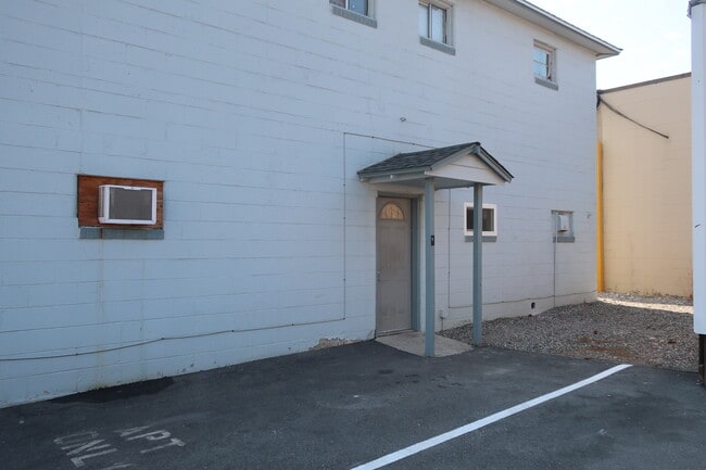 1110 N Miller St, Unit B in Wenatchee, WA - Foto de edificio - Building Photo