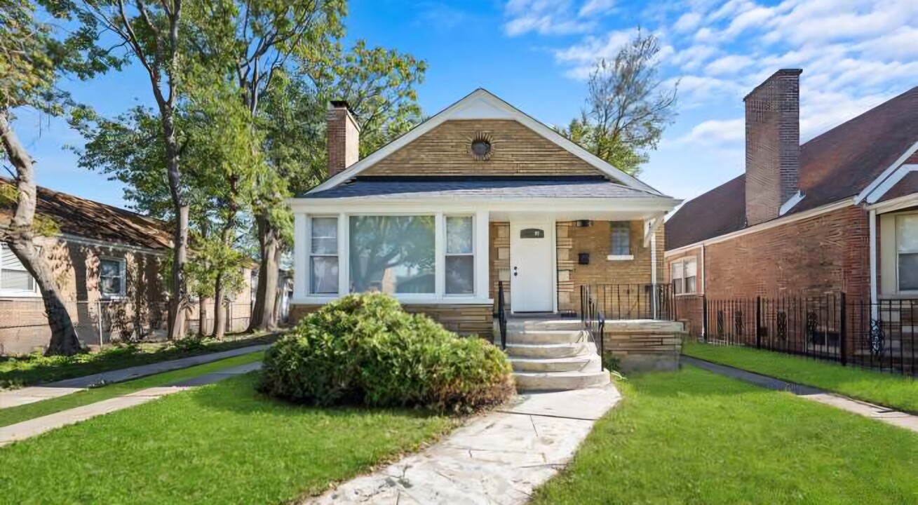 9047 S Cornell Ave in Chicago, IL - Building Photo