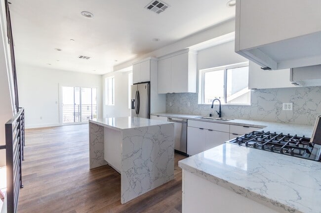 4507 W 18th St in Los Angeles, CA - Building Photo - Building Photo