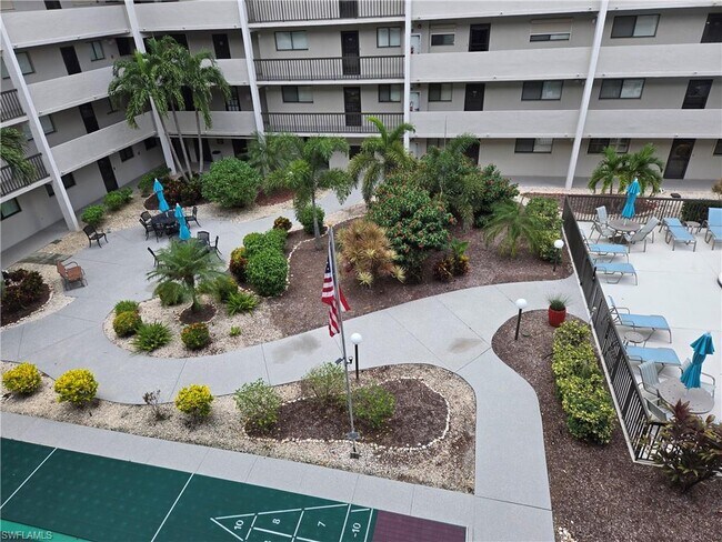 2121 Collier Ave, Unit 414 in Ft. Myers, FL - Building Photo - Building Photo