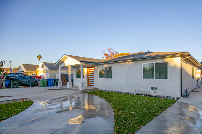 12609 Welby Way in North Hollywood, CA - Foto de edificio - Building Photo