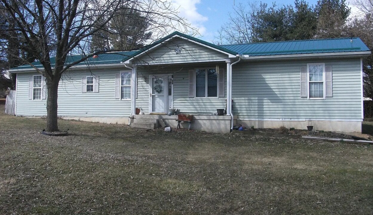 109 W Main St in Fayetteville, PA - Building Photo