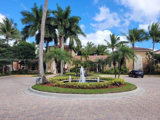 7910 N Nob Hill Rd in Tamarac, FL - Building Photo - Building Photo