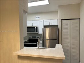 2811 N Oakland Forest Dr in Oakland Park, FL - Foto de edificio - Building Photo