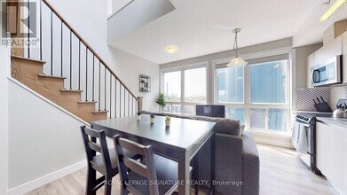 335 College St in Toronto, ON - Building Photo - Building Photo