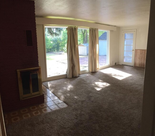 property at 1610 Peterson Pl