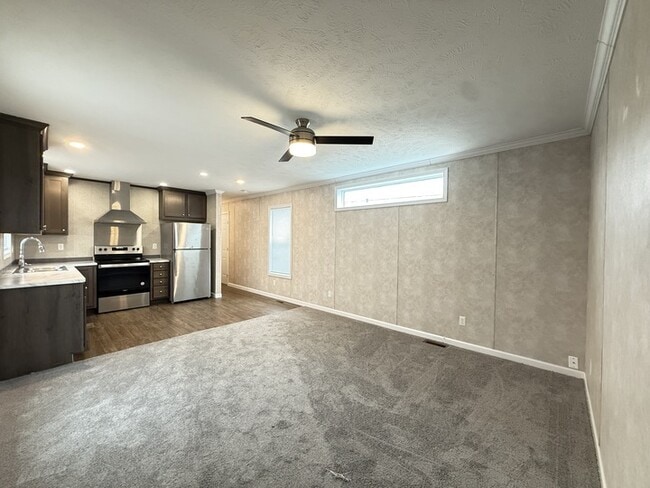 10610 State Rte 762 in Lockbourne, OH - Foto de edificio - Building Photo