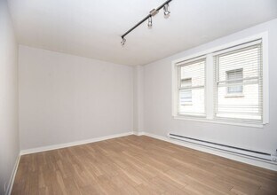 511 W Belmont Ave in Chicago, IL - Foto de edificio - Building Photo