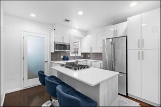 327 7th St in Jersey City, NJ - Building Photo - Building Photo