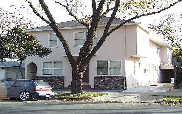 2411 26th St in Sacramento, CA - Foto de edificio