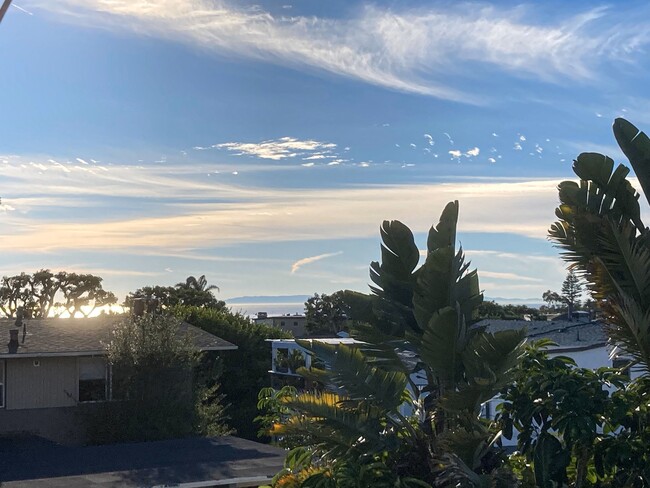 438 Seaward Rd in Corona Del Mar, CA - Foto de edificio - Building Photo