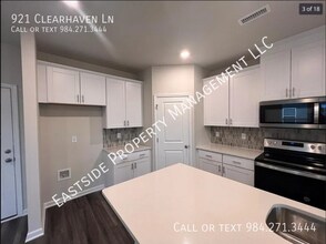 921 Clearhaven Ln in Fuquay Varina, NC - Building Photo - Building Photo