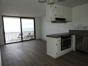 5015 Santa Cruz Ave in San Diego, CA - Building Photo - Building Photo