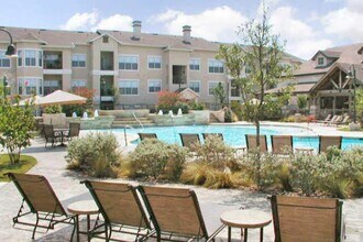1525 Grand Ave Pkwy in Pflugerville, TX - Foto de edificio - Building Photo