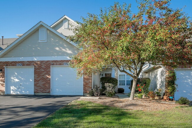 property at 2943 Kentshire Cir