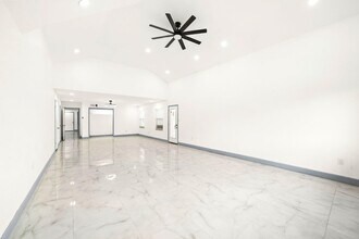 1068 Chimney Rock Rd in Houston, TX - Building Photo - Building Photo