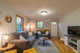 670 Wayeeses Shore Rd Morgan in Morgan, VT - Foto de edificio - Building Photo