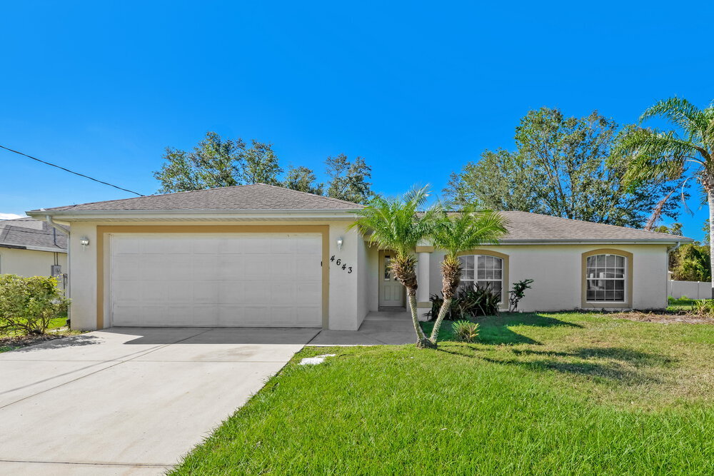 4643 Mermell Cir in North Port, FL - Foto de edificio