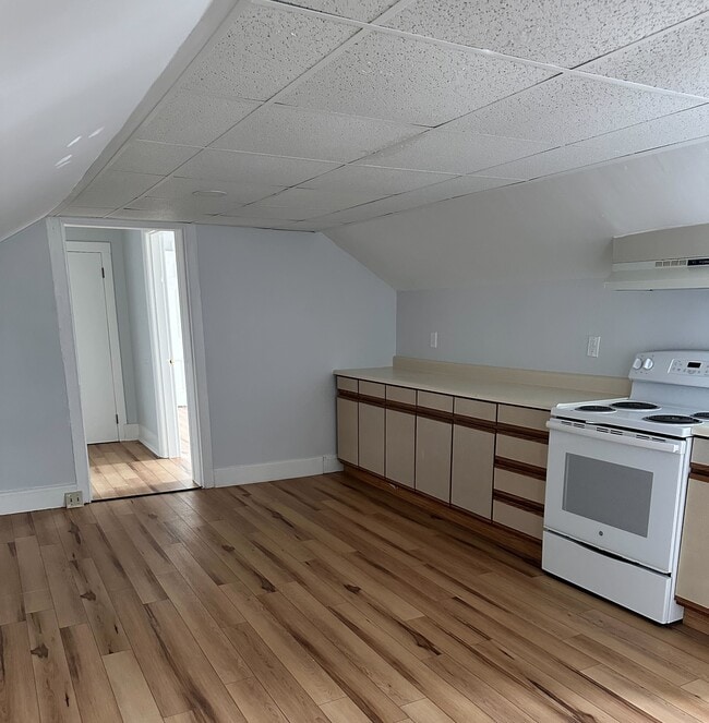 312 Union St, Unit 2 in Bangor, ME - Foto de edificio - Building Photo