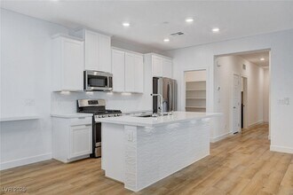 237 Callen Falls Ave in Henderson, NV - Building Photo - Building Photo