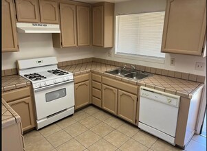 5113 Gaylene Ave in Bakersfield, CA - Foto de edificio - Building Photo