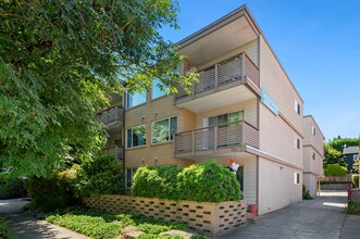 Greenbrier Apartments in Seattle, WA - Building Photo - Building Photo