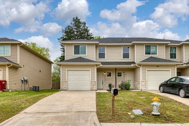 805 S 6th St in Bonham, TX - Building Photo - Building Photo