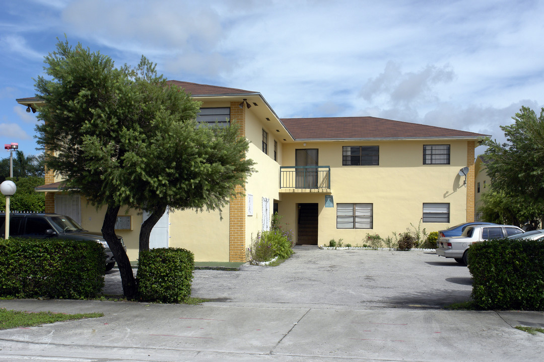 Westland Manor in Hialeah, FL - Foto de edificio