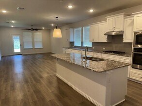 5534 Capilano Ct in Garland, TX - Foto de edificio - Building Photo