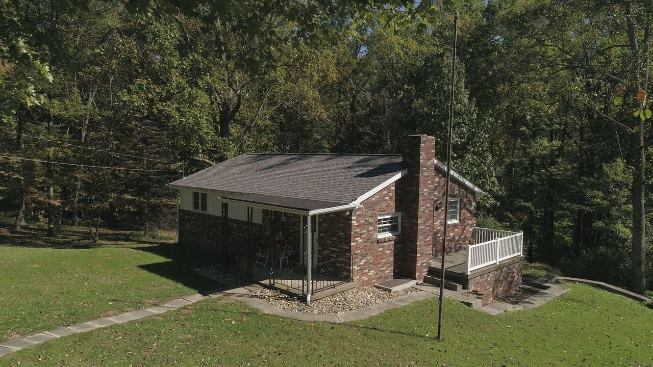 366 White School Rd in Greensburg, PA - Building Photo