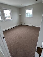 100 Merrick Rd-Unit -B in Lynbrook, NY - Building Photo - Building Photo