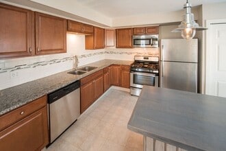 130 Van Dam St in Saratoga Springs, NY - Foto de edificio - Building Photo