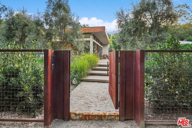 1416 Bonnell Dr in Topanga, CA - Building Photo - Building Photo