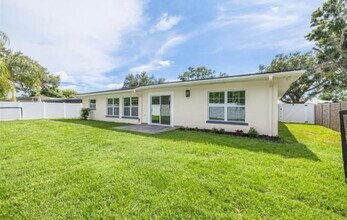 1723 Cypress Ave in Belleair, FL - Foto de edificio - Building Photo