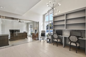 The View at Lake Highlands in Dallas, TX - Foto de edificio - Building Photo