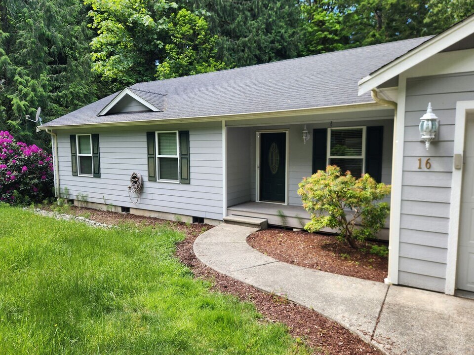 16 Rocky Ridge Dr in Bellingham, WA - Building Photo
