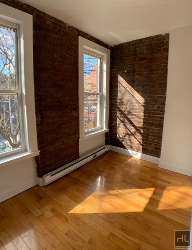 21 Adelphi St, Unit 2L in Brooklyn, NY - Foto de edificio - Building Photo