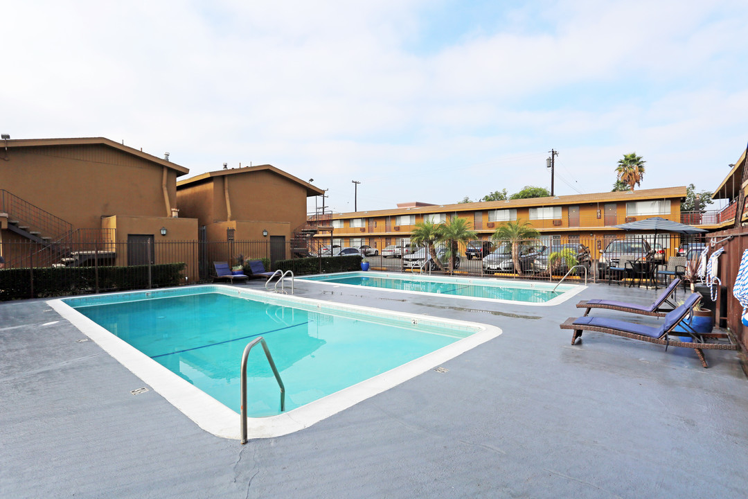 Fullerton Court Apartments in Buena Park, CA - Building Photo