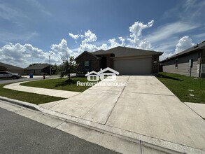 332 Harvest Crk Dr in Uhland, TX - Building Photo - Building Photo