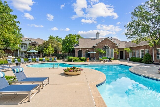 Creekside Apartment Homes in Overland Park, KS - Building Photo - Building Photo