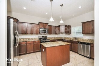 2323 Dakota Rock Dr in Ruskin, FL - Foto de edificio - Building Photo