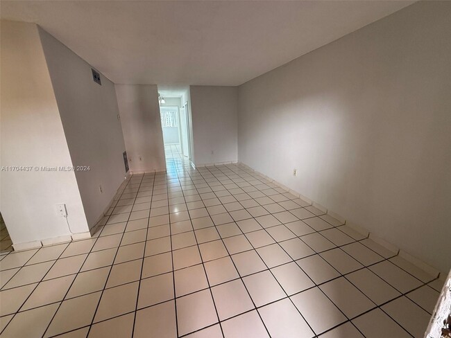 6675 W 4th Ave in Hialeah, FL - Building Photo - Building Photo